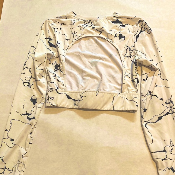 cropped long sleeved athletic shirt with cut out in back - Picture 2 of 2